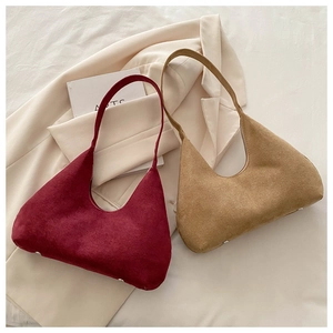 Gros plan détaillé des sacs hobo en daim rétro en bordeaux et kaki avec pieds en métal