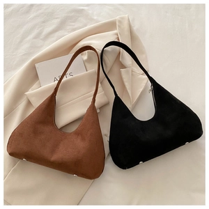 Vue détaillée des sacs demi-lune en daim rétro avec rivets métalliques au fond