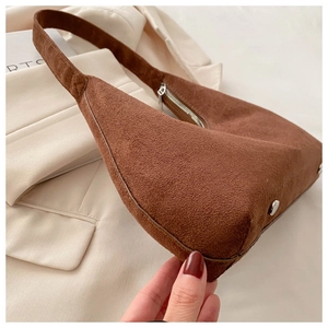 Détails du sac hobo en daim marron avec fermeture éclair argentée et clous en métal
