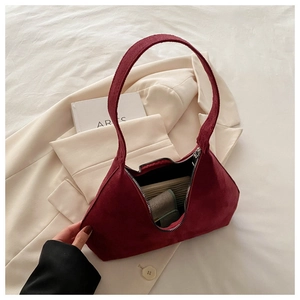 Vue détaillée du sac à bandoulière en daim bordeaux avec espace intérieur et zip