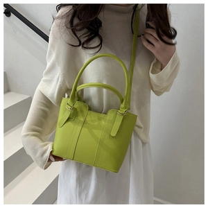 Detailansicht der salbeigrünen PU-Leder-Eimertasche mit Doppelgriffen und Schultergurt