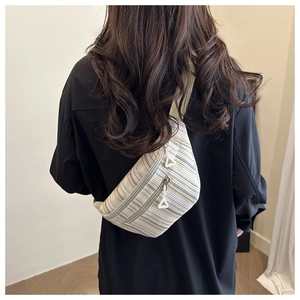 Détail du sac de poitrine à rayures multicolores avec fermetures éclair doubles