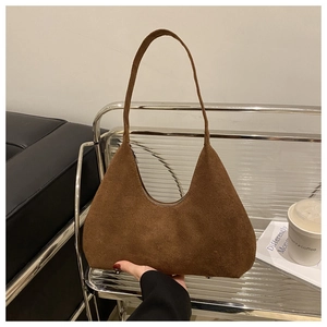 Détails du sac hobo en daim marron foncé avec fermeture éclair et coutures fines