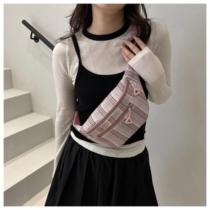 Sac de poitrine rayé rose et gris avec bandoulière réglable et poches zippées doubles