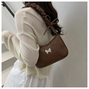 Détail du sac à bandoulière marron effet croco avec papillon et anse froncée