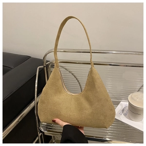 Détail du sac hobo en velours côtelé kaki avec un design rétro en forme de croissant
