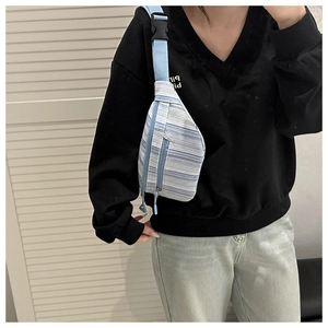 Sac de poitrine tissé à rayures bleues et blanches porté par un mannequin pour style