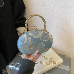 Elegante borsa da sera a sfera blu con ricami floreali dorati e tracolla a catena