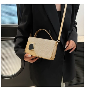 Detailopname van champagne gouden crossbody tas met glitter en metalen sluiting