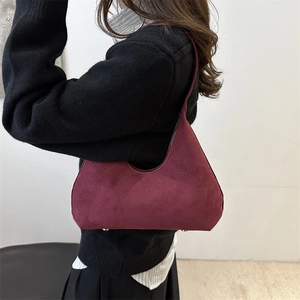 Sac à bandoulière rétro bordeaux en daim avec forme de lune et rivets argentés