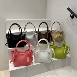 Collection de sacs à main minimalistes en similicuir en sept couleurs avec anneaux métal