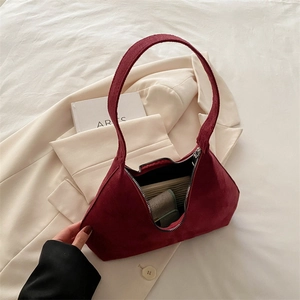 Sac à bandoulière en daim bordeaux avec design demi-lune sur un cadre élégant