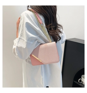 Rosafarbene Umhängetasche mit Kettengurt, Texturdetails und elegantem Metallrand