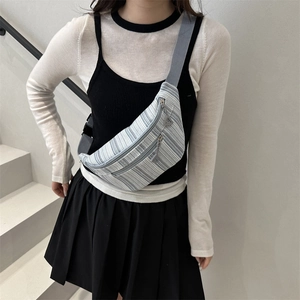 Sac de poitrine rayé minimaliste avec bandoulière grise pour la mode d'été décontractée