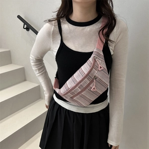 Sac de poitrine minimaliste en toile rayée avec bandoulière rose réglable chic