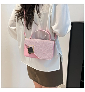 Borsa a tracolla in pelle PU rosa con patta glitterata e fibbia decorativa indossata dal modello