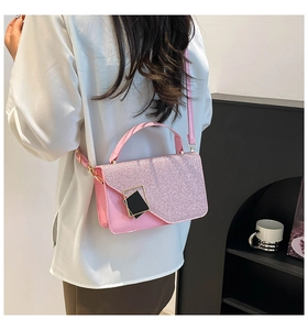Roze glitter crossbody tas met gouden gesp gedragen over de schouder voor vrouwen