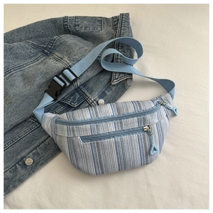 Bolso de pecho de lona a rayas azules y blancas con cremallera doble y correa tejida