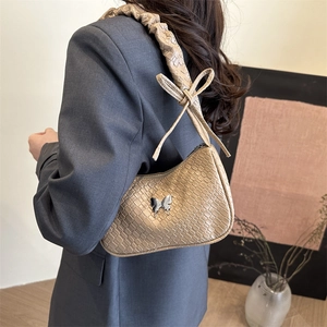 Sac à épaule beige motif crocodile avec boucle papillon argentée et bandoulière froncée