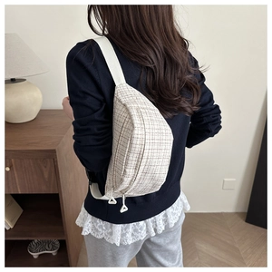 Vue arrière d'un sac banane en tweed beige à carreaux avec bandoulière réglable