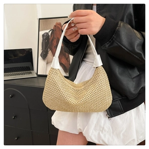 Detail der sichelförmigen Strohtasche mit Mesh-Gewebe und weißem Ledergriff für Damen