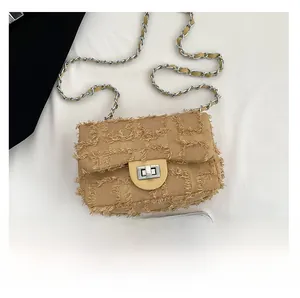 Détail du sac à chaîne kaki en tissu texturé avec fermoir rotatif métallique élégant