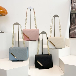 Sac à bandoulière matelassé à chaîne pour femme en quatre couleurs avec détails dorés