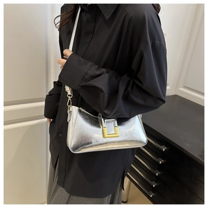 Détail du sac à bandoulière argenté métallisé avec boucle dorée et fine bandoulière