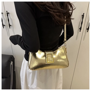 Détail du sac sous l'aisselle doré métallisé avec boucle rectangulaire et effet miroir