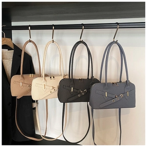 Détails de quatre sacs bowling rétro en couleurs café, crème, noir et gris chic