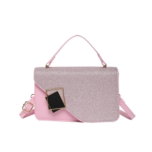 Bolso bandolera rosa claro con solapa de purpurina y hebilla geométrica dorada chic