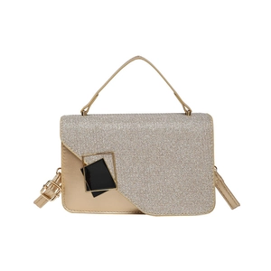 Champagnegouden crossbodytas met glitterstof en geometrische sluiting als detail