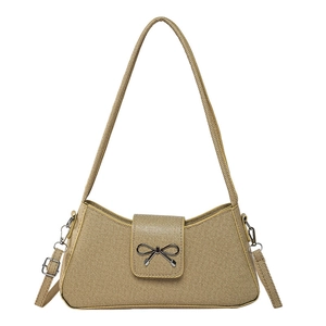 Sac baguette tissé beige avec nœud en métal noir et bandoulière amovible
