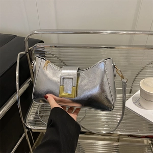 Élégant sac à bandoulière argenté métallisé avec boucle carrée pour femme