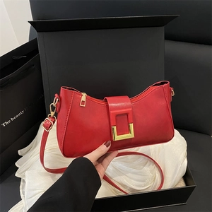 Sac sous le bras élégant en cuir PU rouge avec boucle dorée et bandoulière