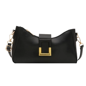 Sac à bandoulière élégant noir brillant avec boucle en U dorée au design minimaliste