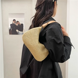 Modische halbmondförmige Stroh-Schultertasche für Damen mit beigefarbener Webstruktur