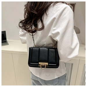 Vue arrière d'un mannequin portant un sac à bandoulière noir matelassé avec chaîne dorée