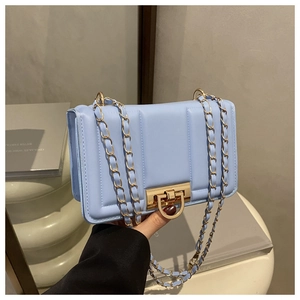 Détail du sac bandoulière en cuir bleu clair avec fermoir anneau doré et surpiqûres