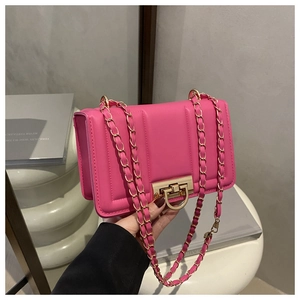 Détail du sac à bandoulière matelassé rose avec fermoir fer à cheval doré et chaîne