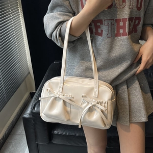 Détail du sac à épaule en PU brillant blanc crème avec poches à nœuds décoratives