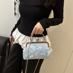 Sac coquille bleu clair avec broderie en dentelle, papillon 3D et bandoulière dorée