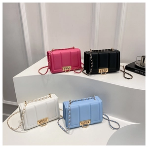Quatre sacs à rabat matelassés rose, noir, blanc et bleu avec fermoir doré sur socle