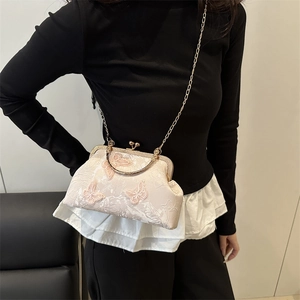 Sac coquille vintage avec broderie papillon rose et élégante bandoulière chaîne
