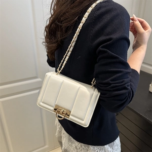 Sac bandoulière blanc rétro avec motif matelassé vertical et boucle dorée chic