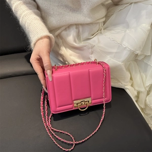 Sac à rabat matelassé rose chic avec fermoir doré et bandoulière en chaîne cuir