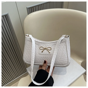 Détail du sac à bandoulière blanc à texture tressée et fermoir nœud doré élégant
