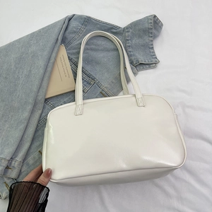 Vue de dessus d'un cabas en cuir PU blanc sur tissu avec détail de veste en jean