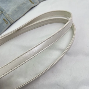 Gros plan sur la bandoulière en cuir PU blanc avec détails de double couture