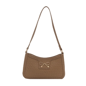 Sac à bandoulière marron en cuir gaufré avec boucle noeud doré élégante